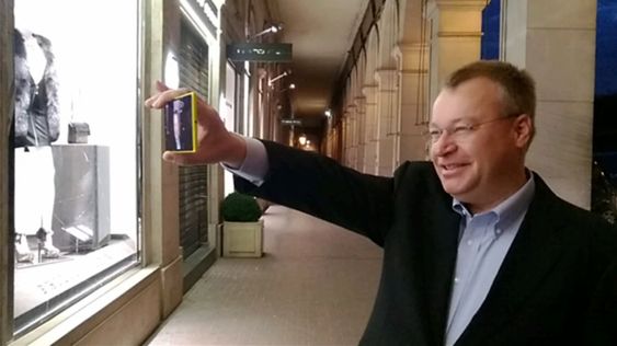 Stephen Elop tester ut Storyteller på sin nye Lumia 1520.