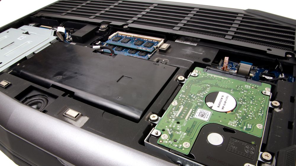 Under maskinen får du enkelt tilgang til å skifte batteri, lagringsenheter og minne.