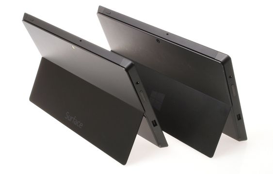 En forskjell ligger i selve pynten – Surface Pro har Windows-logo, mens Pro 2 har fått merkevarenavnet sitt på ryggen.