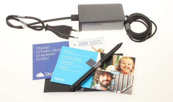 Stylus-penn og lader følger med. På kjøpet får du også 200 GB lagringsplass på SkyDrive i to år, pluss at du kan ringe gratis med Skype til fastlinjer i over 60 land i ett år, inkludert ubegrenset bruk av Skype WiFi.