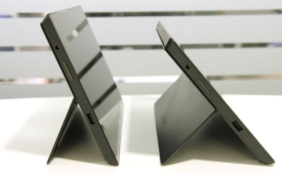 På Surface Pro 2 til høyre i bildet, har støttefoten fått to hakk. Det ene er slik du ser avbildet, mens det andre er lik vinkelen på Surface Pro til venstre.