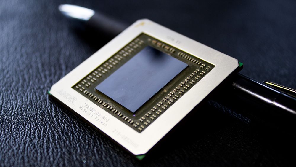 Vi fikk titte litt på den nakne kjernen i det nye toppkortet fra AMD. Inni den skinnende klumpen med silisium befinner det seg hele 6,2 milliarder transistorer.
