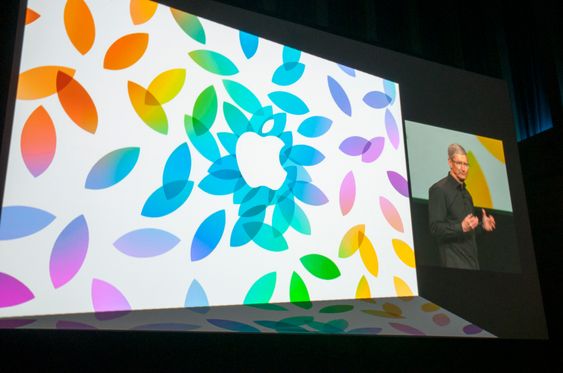 Tim Cook har dukket opp på scenen, og skryter litt av "The biggest iPhone launch ever".