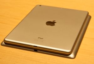 Ipad Air på ryggen til 4.generasjon iPad. Volumet er redusert med 24 prosent.
