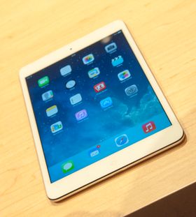 iPad Mini ser nesten akkurat ut som før, foruten en ny farge. Forskjellen ligger i innmaten og skjermen.