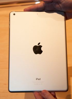 Designen er endret, og nye iPad Air kan også fås i sort. Denne er imidlertid i den tradisjonelle sølvgrå fargen.