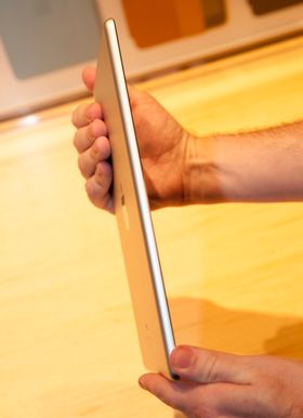 Slik ser iPad Air ut fra siden.