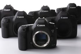 Canon venter nå å selge mindre av selveste gullet sitt - systemkameraene.