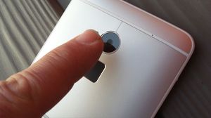 Her er det lett å smusse til kameraet. Fingeravtrykkleseren er av den litt kresne sorten.