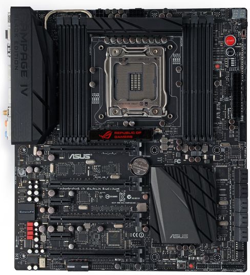 Hovedkortet har E-ATX-format, som er 2,3 centimeter bredere enn standard ATX-hovedkort.