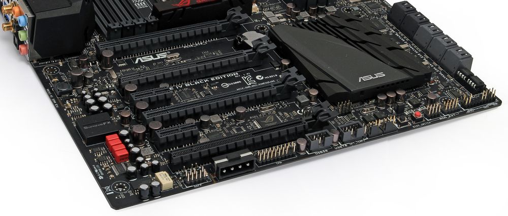 Hovedkortet har fire PCI Express x16-spor og to PCIe x1-spor. Foto: Sindre Eldøy - Hardware.no.