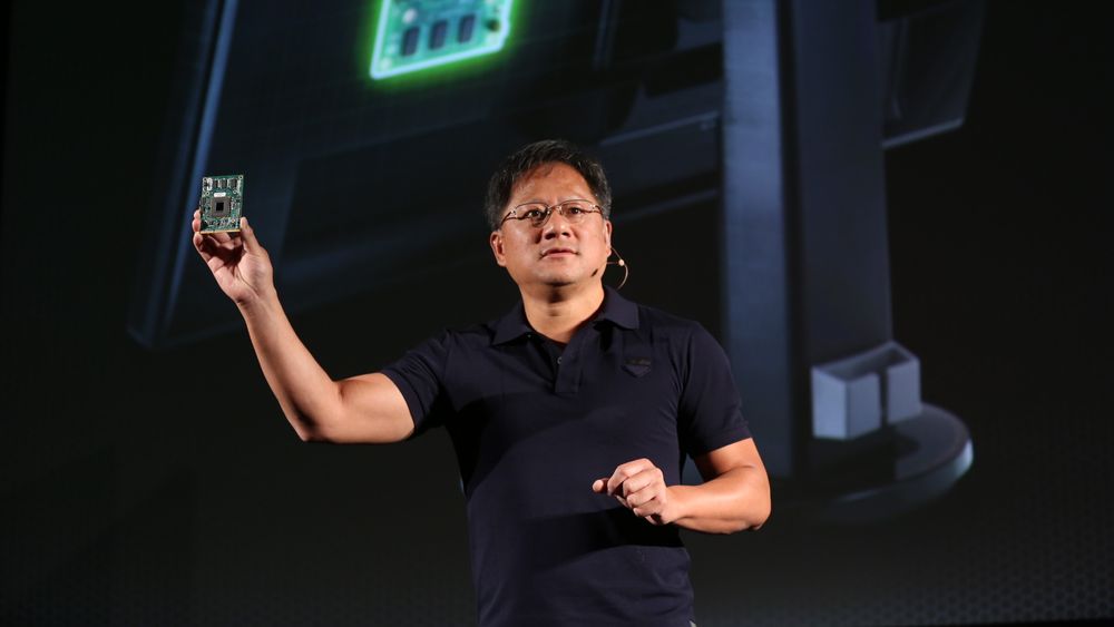 Jen-Hsun Huang, toppsjefen i Nvidia, under lanseringen av G-Sync. Kretskortet han holder i hånda er G-Sync-modulen.
