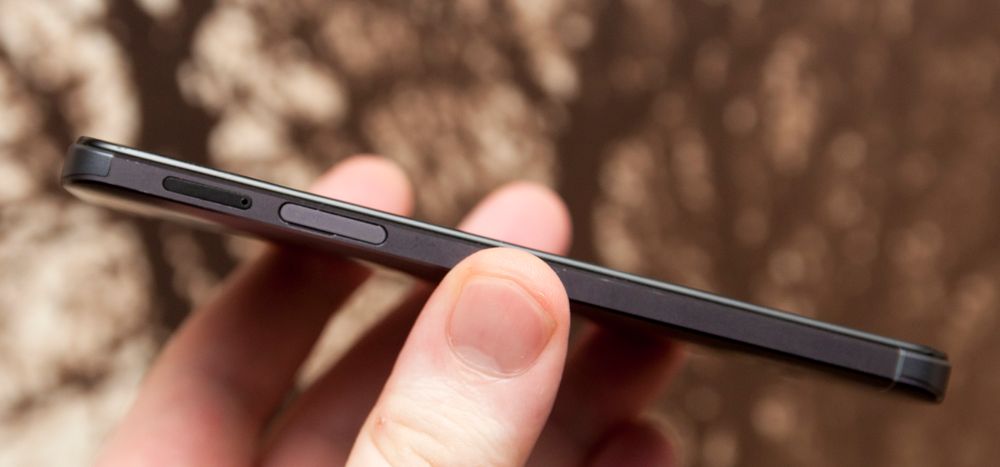 Øverst på telefonens venstre side har den en luke for Nano-SIM. Den lille luken under er til minnekort, og er det eneste synlige tegnet på at dette ikke er forrige generasjon PadFone.