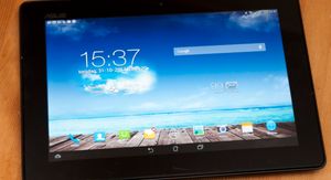 PadFone A86 kan bli til et nettbrett, når den dockes bak skjermen på PadFone Station.