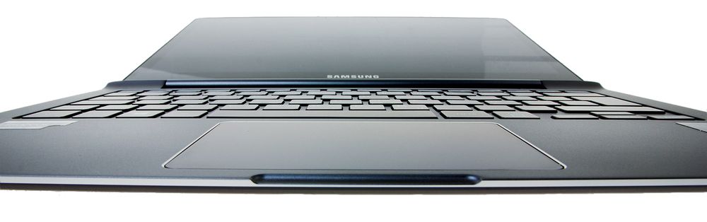 Samsung Ativ Book 9 Plus kler sortfargen. Pekeplaten er stor, og en av dens klare fordeler.
