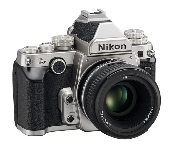 Nikon Df i sølv.