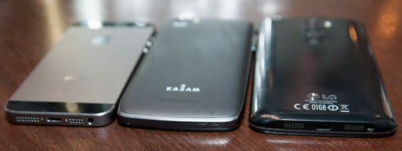 ... og slik ser den ut mellom Apple iPhone 5S, og LG G2.