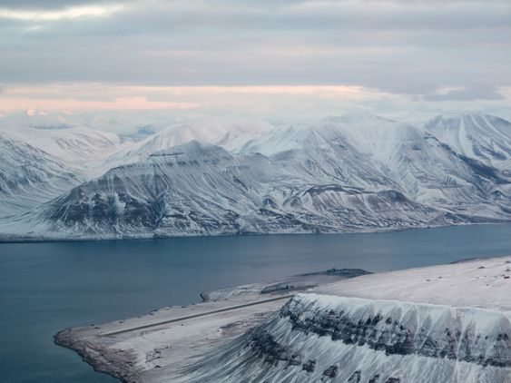 Flyplassen på Svalbard ligger rett ved fjorden.