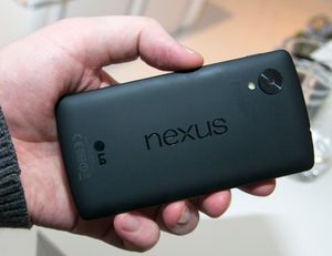 Designen på baksiden av telefonen har en del til felles med den vi kjenner fra nettbrettet Nexus 7.