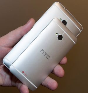 HTCs design fungerer svært godt på originalen, men elendig på One Max. Den blir rett og slett for stor til å dele det superglatte aluminiumsmaterialet fra One.