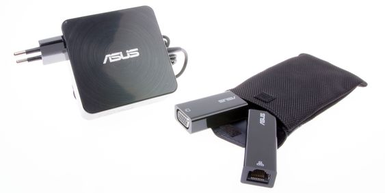 Den nystiske pakken var kanskje ikke så mystisk, men uansett ble vi gledelig overrasket over at Asus inkluderte to adaptere. Dette er ingen selvfølge.