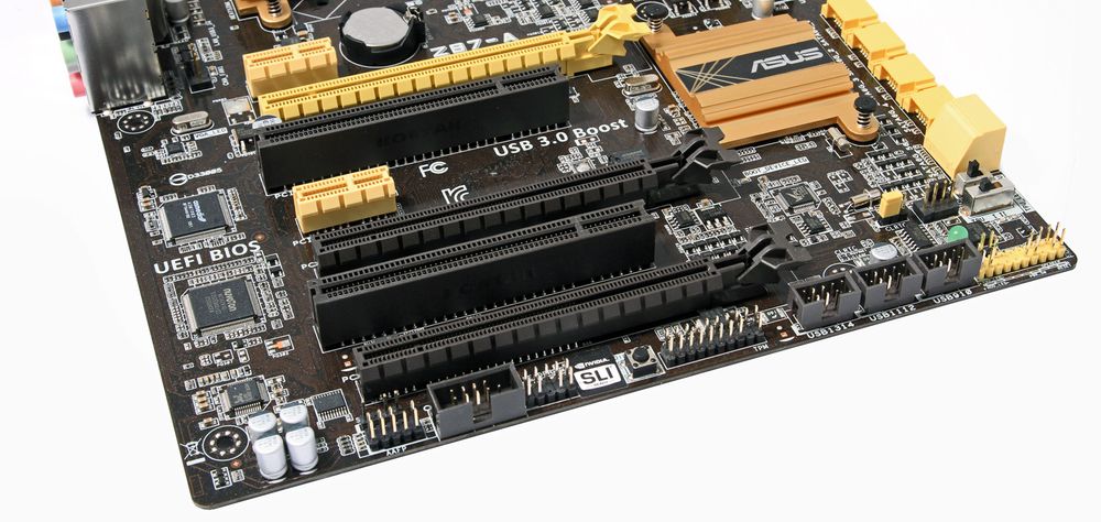 Hovedkortet har tre PCI Express x16-, to PCI Express x1- og to PCI-spor.
