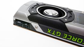 Det nyeste GeForce-kortet tar inn strøm både fra PCIe-kontakten, og gjennom disse 6- og 8-pins pluggene.