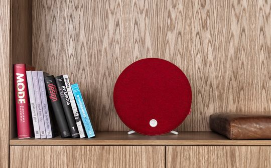 Her er Libratone Loop med rødt ulltrekk. Trekket finnes i flere andre farger.
