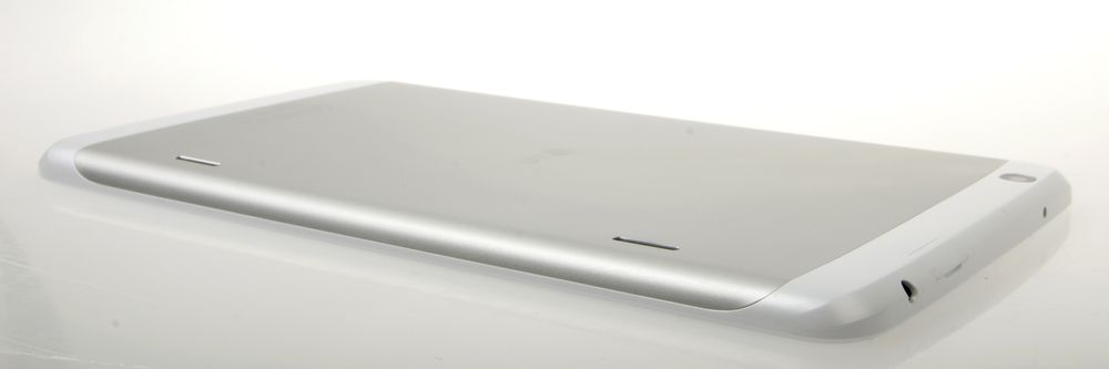Baksiden er laget i aluminium, men selv om det kan se slik ut går det ikke an å ta av dekselet bak.