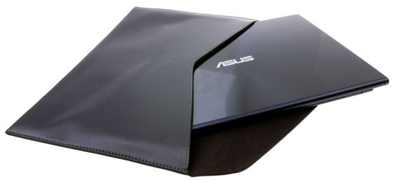 Det følger med en mappe som beskytter Asus UX301 under transport. Den er foret innvendig og har en behagelig tekstur på utsiden. Lokket smetter igjen ved hjelp av magneter.