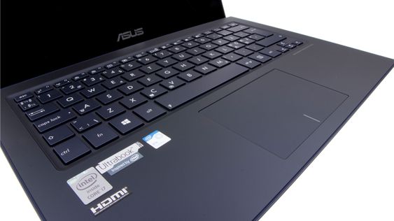 Under det keramiske glasse står det også godt til skal vi tro Asus. Både en i7-prosessor og integrert Iris-grafikk er på plass fra Intel.