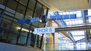 Rett på innsiden av døren henger det en modell av satellitten Thor 6.