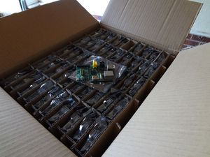 En boks fra den opprinnelige Raspberry Pi-ladningen på 2000 enheter.
