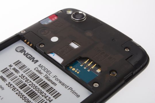 Under plastdekselet finner du to SIM-kortplasser og plass til MicroSD-kort.