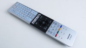 Fjernkontrollen til Toshiba-en er stor.
