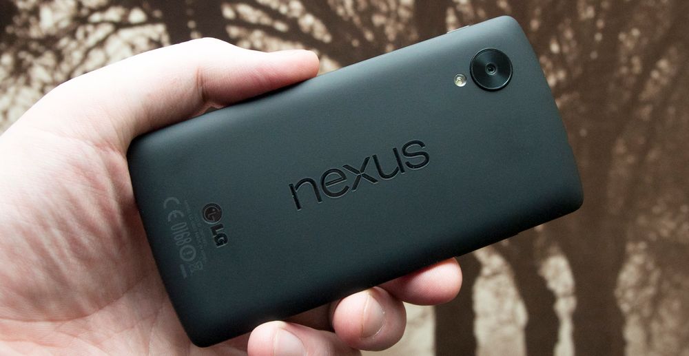 Nexus 5 har gummiert bakside, og en størrelse som gjør at den er god å holde.