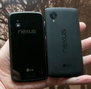 Baksiden på Nexus 5 er i plast. Det gjør den hakket mindre knuselig enn Nexus 4, som har bakside i glass.