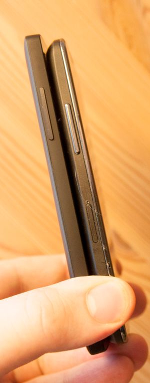 Nexus 5 til venstre, og Nexus 4 til høyre.