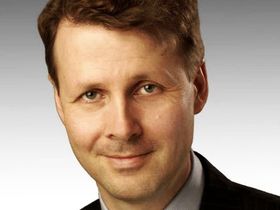 Inntil videre er fungerer styreleder Risto Siilasmaa også som administrerende direktør i Nokia. Nå tar han gamlesjefen i forsvar.