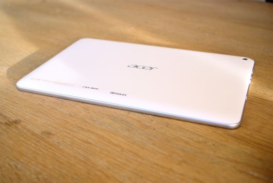 Baksiden har en stor Acer-logo.