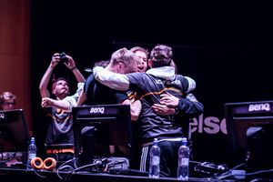 Fnatic jubler etter seieren.