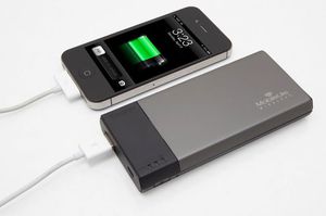 Kingston MobileLite Wireless kan også brukes til å lade mobilen din.