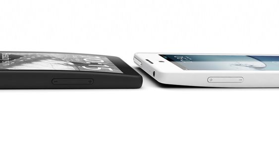 YotaPhone vil komme i to farger; svart og hvitt. Her de to versjonene ved siden av hverandre.