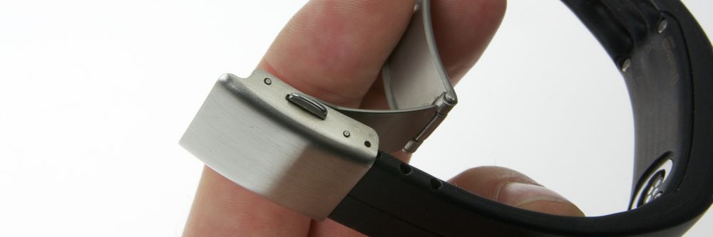 Du må tilpasse lengden på reimen før du kan bruke armbåndet.
