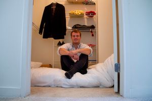 Mathias Mikkelsen sover i garderobeskapet. – Det er perfekt! Et sted å sove, rikelig med kleshengere, og en haug av like sultne og motiverte gründere rett utenfor soveromsdøra. Det ideelle stedet å gjøre en drøm til virkelighet, konkluderer han.