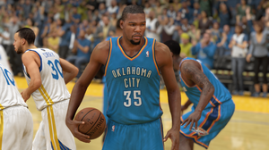 Kevin Durant har ballen, men det har ikke de andre fått med seg.