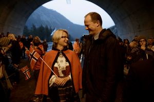 Ordfører Trine Danielsen og samferdselsminister Ketil Solvik-Olsen er fornøyde med fibersatsingen.