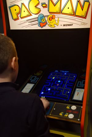 En besøkende spiller Pac-Man på Flip Expo 2013.