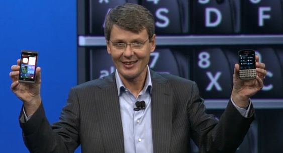 Etter flere forsinkeler kunne daværende BlackBerry-sjef Thorsten Heins endelig vise frem nye modeller og et helt nytt operativsystem. Det gikk ikke så bra - og toppledelsen er nå skiftet ut.