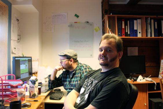 Ole Ivar Rudi (bak) og Peter Wingaard Meldahl på arbeidsplassene sine i Sandviken.